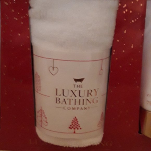 The Luxury Bathing Company Wild Fig & Cranberry Gift Set - Picture 5 of 6